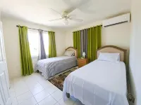 Andy's Inn is a delightful 3 bedroom guesthouse nestled in historic Bodden Town. - Wifi