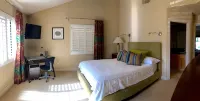 3 Bdrm Luxury. Gourmet Kitchen/Pool/Spa/Walk to Shops. Pets OK. Short/Long Term - 4-Star