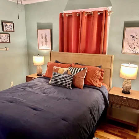 Charming 3-bedroom bungalow in delightful Fort Smith with WiFi, AC