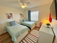 NEW Amazing Sunshine-Up 6 Guests-Private Backyard - 3-Star