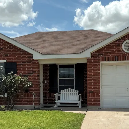 Charming & Spacious 4-bedroom homr with AC, WiFi, Lots of Parking in Brownsville