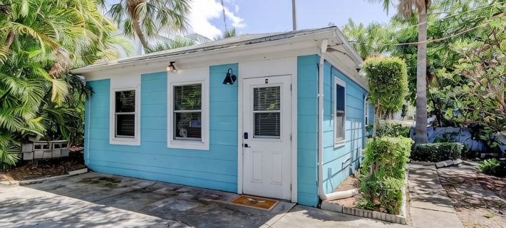 Spacious studio in Downtown Dunedin! Super Cute and Comfortable! Hotels in Dunedin
