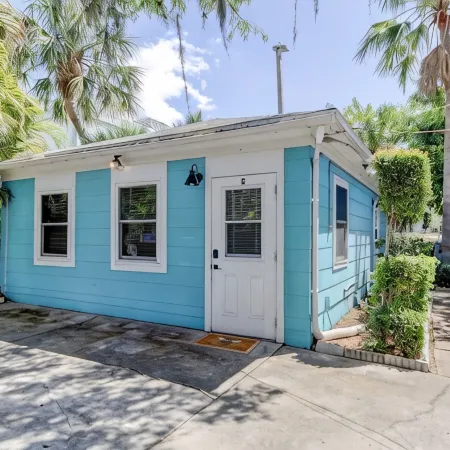Spacious studio in Downtown Dunedin! Super Cute and Comfortable!
