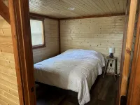 Tan cabin close to University of Central Missouri and Whiteman AF Base - Chalets