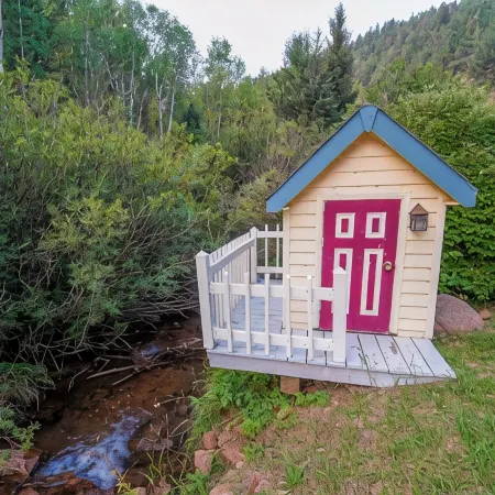 Family Friendly house on the creek at Valley Glen
