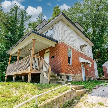 Awesome House, 5 minutes to DT, 2 miles to Stadium and Ruby Memorial!