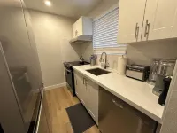 Newly Renovated 2 Bedroom Apartment on the Lakeshore in Port Credit. - balcony
