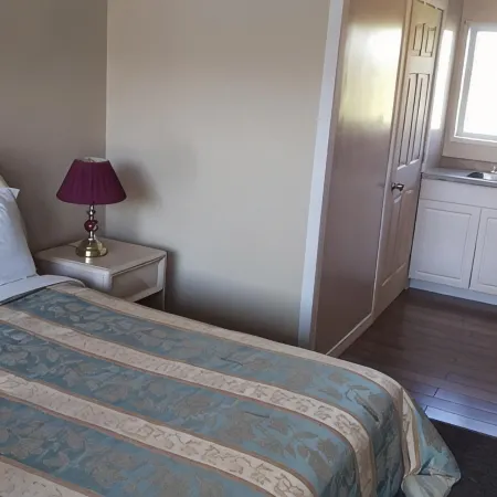 Bay Lake Inn - Frontiersman Motel
