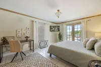 Beautiful River Front Home - Private Pool - Walk to Beach-Kayaks - 4성급