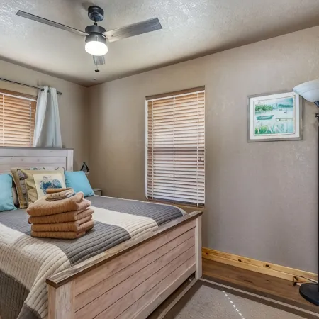 The Cowskin Cabin - Lakeview, great for fishermen, families and friends!