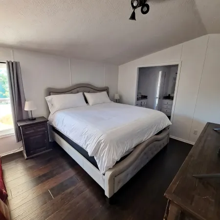 Serene Escape Villa: Pool, Hot Tubs, Games, Sauna, & Steam Room & much more fun!