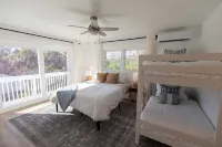 NEW! Sleeps 16 - Oceanfront Home- Flagler Beach - balcón
