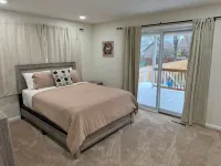 Family fun-house w/POOL & Game Room, 5 min from Airport and Rosement attractions - Pools