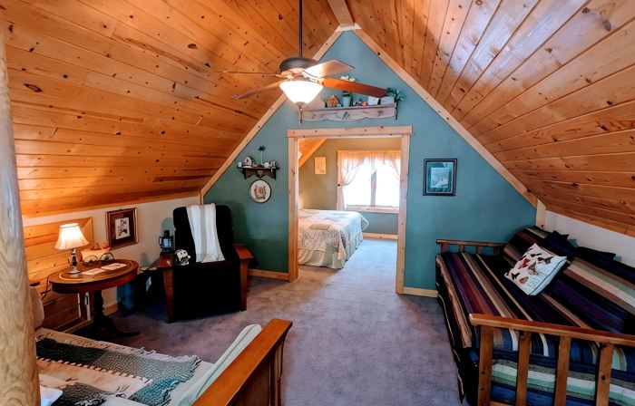 Cozy Lakefront Log Home. Hot Tub, Kayak, Yard Toys, Game Room. Pontoon for Rent.