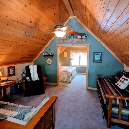 Cozy Lakefront Log Home. Hot Tub, Kayak, Yard Toys, Game Room. Pontoon for Rent.