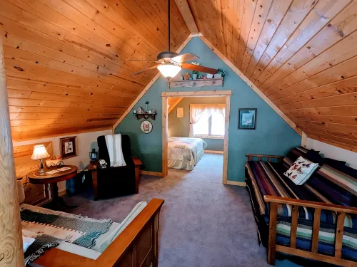 Cozy Lakefront Log Home. Hot Tub, Kayak, Yard Toys, Game Room. Pontoon for Rent. - 3 ดาว