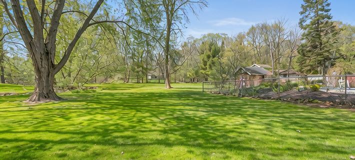 Beautifully remodeled 4 BR home w/ in-ground pool Hotels in Ashwaubenon