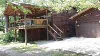 Wild Bills Riverfront Escape - Garden hot tub - シャレー