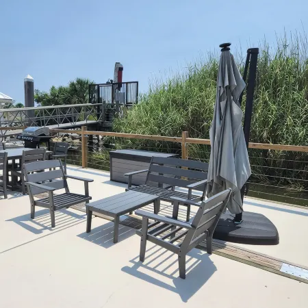 Decked Out - Tranquil! Immaculate! Unique! Downtown! Dock Your Boat!!