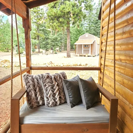 Cozy Cabin & Hot Tub Pet Friendly with AC and Fast WiFi in Duck Creek Village