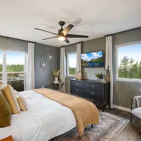 Mountain & Pond Views, Hot Tub, Loft+3BR, Stargazing, Kid + Dog Friendly