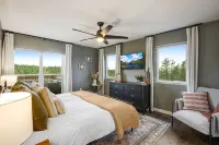Mountain & Pond Views, Hot Tub, Loft+3BR, Stargazing, Kid + Dog Friendly - 露台