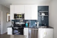 Large Renovated 1st FL Suite Forest Park/Oak Park - Homestays