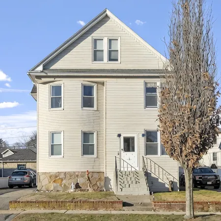 Luxurious 2 BD next to UMass sleep up to 8 with Gym