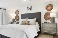 Luxury Round Top Farmhouse  / 6mil to The Square - 4-Star