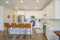 New  3BR/3.5BA condo 1.2 miles from MSU and 1.9 miles from the Cotton District! - WiFi