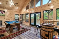 70" TV, Huge Heated Indoor Pool, A+ Location, Arcades, Fire Pit, Fast Wi-Fi - مسبح خاص