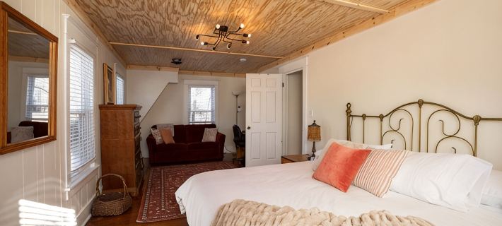 The Lodge House - Centrally Located Cheerful 5BR - Minutes to Gore! Hotels in Johnsburg
