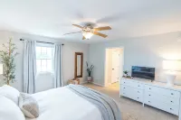 Bowers Retreat - Sleeps 10 - Steps to Beach & Bars! 10 Minutes to de Turf! - 4-Star