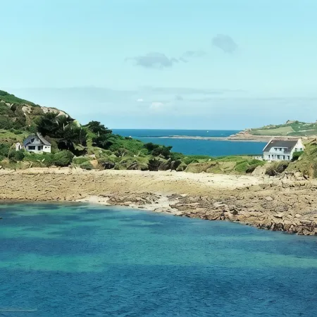 Exceptional site, feet in the water, on a wild island - all seasons