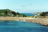 Exceptional site, feet in the water, on a wild island - all seasons - Wifi