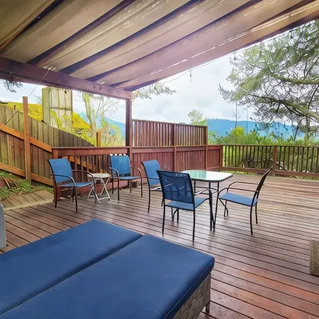 Cozy & Quiet 2 bdrm private Treehouse getaway with Amazing Views minutes from UO
