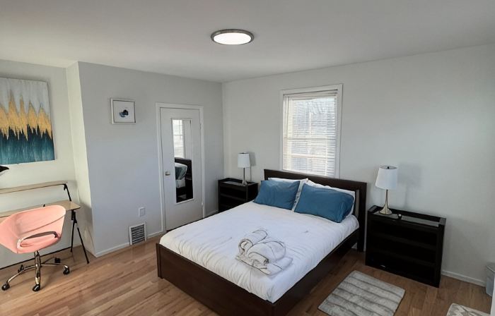 Relax with family or friends to this elegant apartment in the heart of Waltham