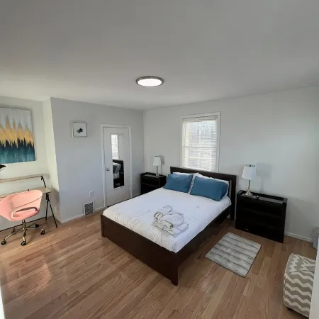 Relax with family or friends to this elegant apartment in the heart of Waltham