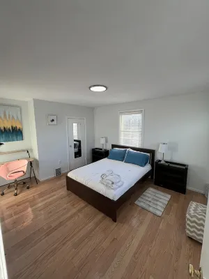Relax with family or friends to this elegant apartment in the heart of Waltham - พร้อมWifi