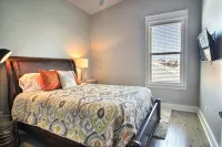 In-town coastal getaway, with a heated pool & level 2 Tesla EV charger on site. - con encanto