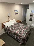 Fins and Feathers Lodge - Motels