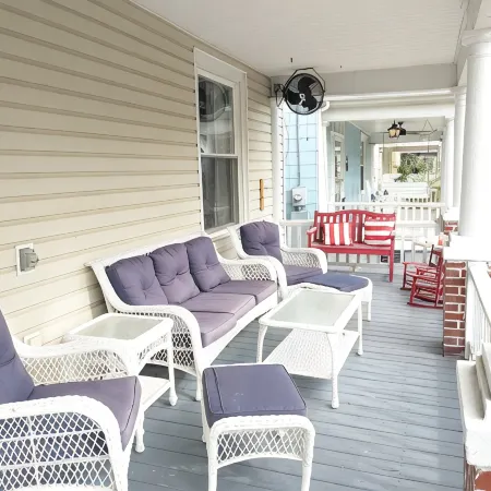 HGTV House! 2 Blocks to Beach- 2024 New Bathroom!