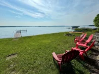 Seven Oaks — Lakefront Cottage on Owasco Lake — Large Beach with Stunning Views - Boutique