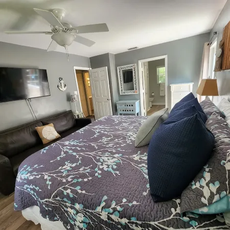 GULF ACCESS  home w/ dockage, private yard & 2 min walk to eat and stores! Hotels in Steinhatchee