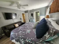 GULF ACCESS  home w/ dockage, private yard & 2 min walk to eat and stores! - Boutique