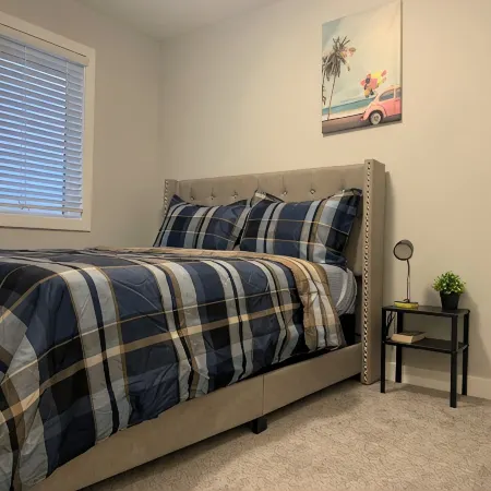 Luxurious 3 BR Villa with free parking - King Bed