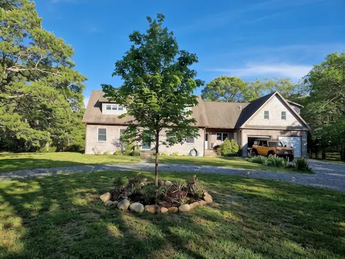 Chappaquiddick retreat-outdoor shower, hot-tub, decks, central AC-close to beach - 3 estrellas