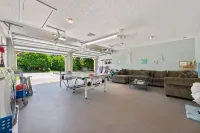Tropical Resort Style Retreat w/ Pool House 4BR, 3 Bath - Wifi