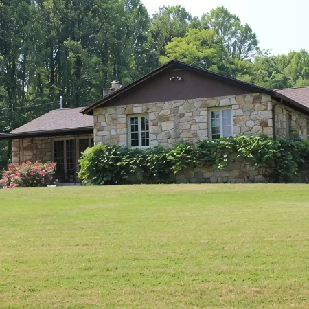 Stone Lodge on 25 ac., 2 miles from New River Gorge National Park