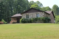 Stone Lodge on 25 ac., 2 miles from New River Gorge National Park - 4-Star